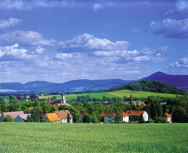Blick über Seifhennersdorf auf die Lausche